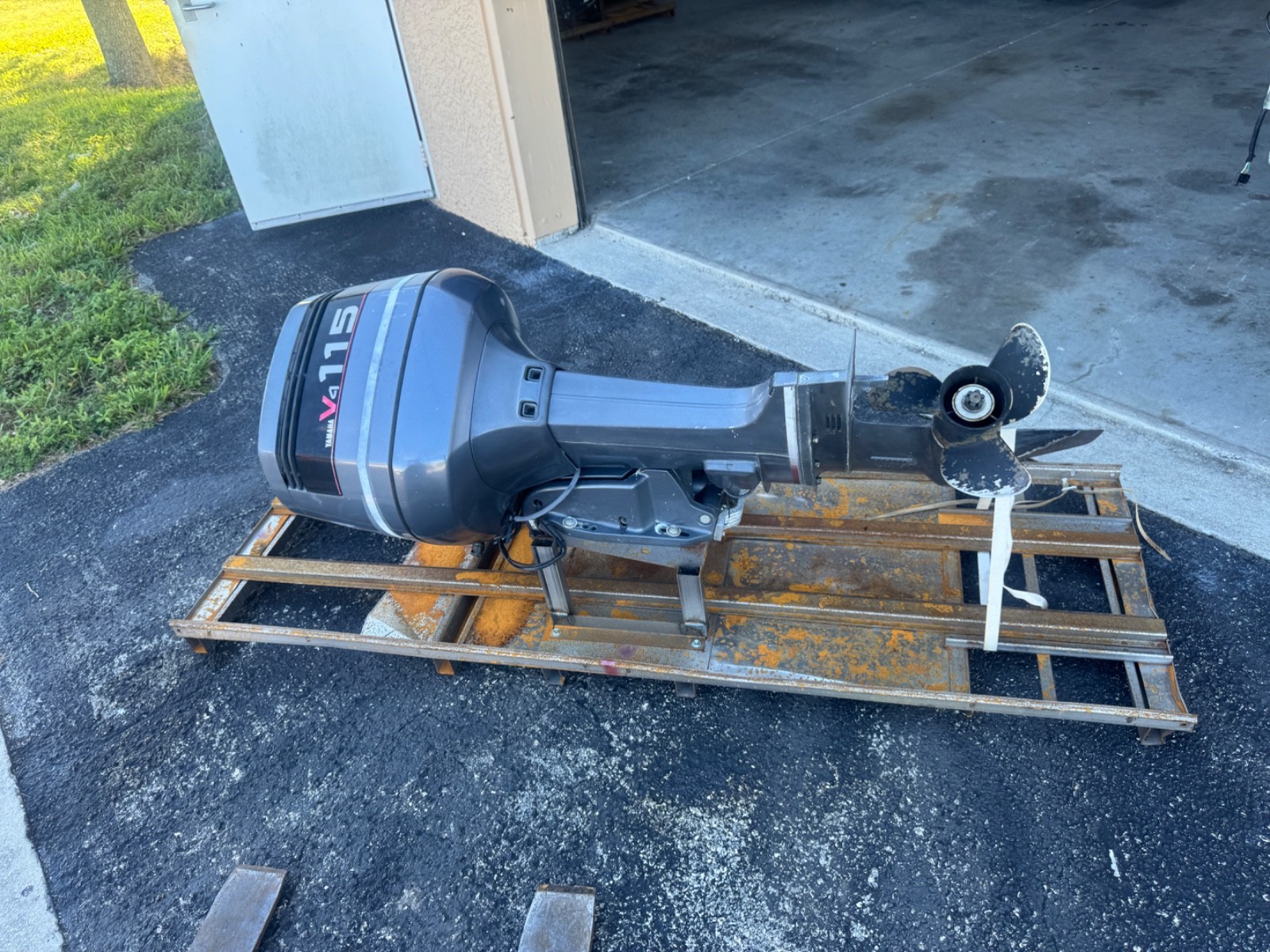 1998 Yamaha 115 hp Carbureted 2-Stroke 25" Outboard Boat Motor V4 For Parts