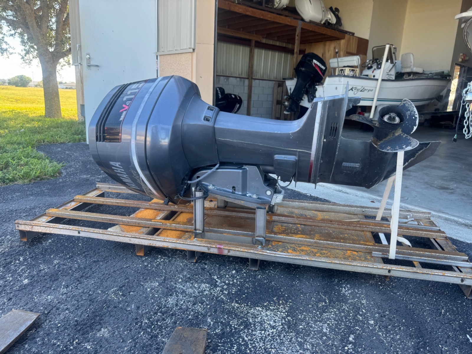 1998 Yamaha 115 hp Carbureted 2-Stroke 25" Outboard Boat Motor V4 For Parts