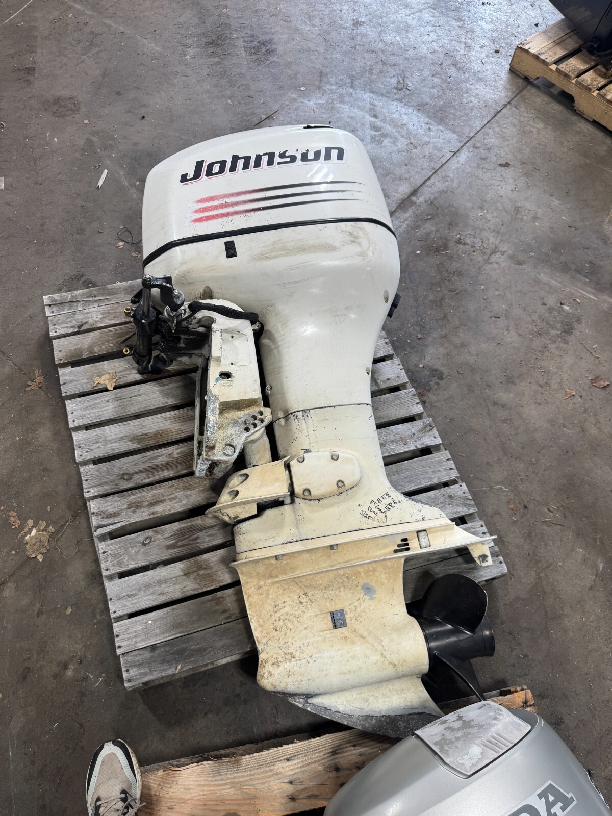 2002 Johnson Evinrude 150 hp Carbureted Outboard Boat Motor Engine 25" BRP OMC