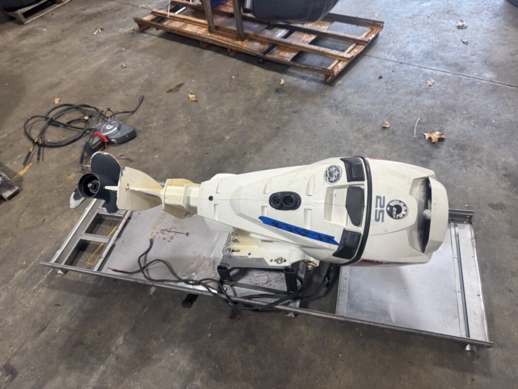 2013 Evinrude E-TEC 25HP DFI 2-Stroke 20" Outboard Motor | Electric Start | Power Trim & Tilt | Controls Included