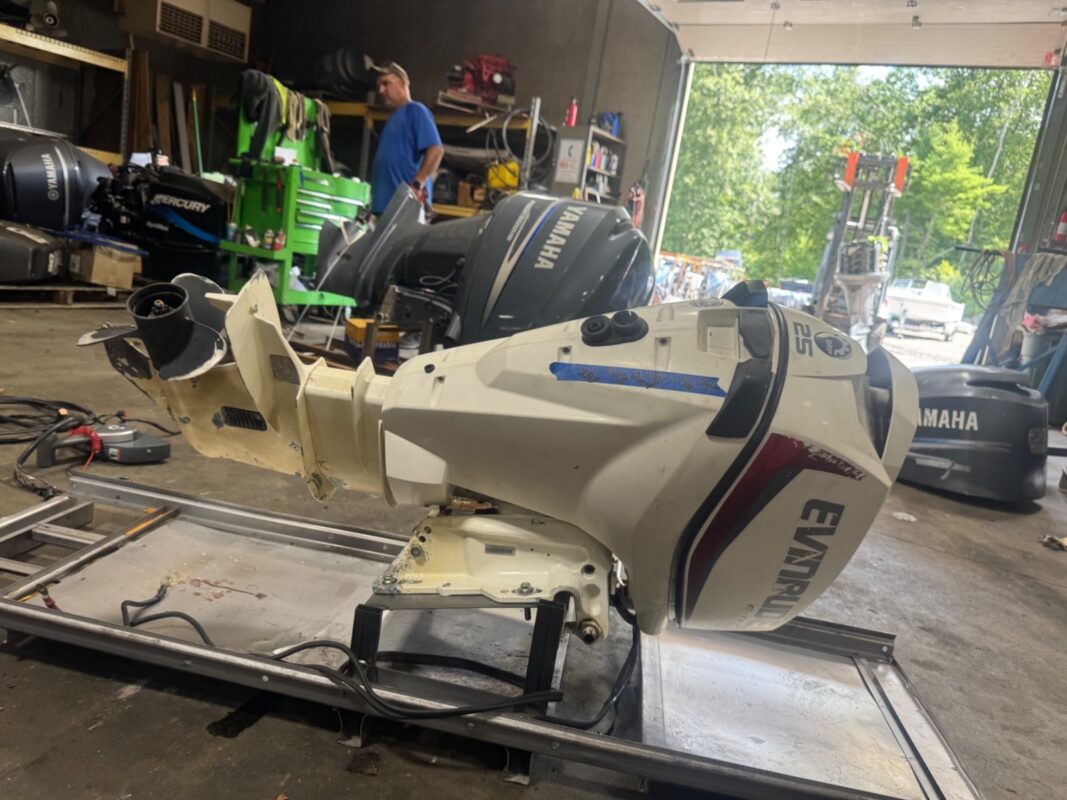 2013 Evinrude E-TEC 25HP DFI 2-Stroke 20" Outboard Motor | Electric Start | Power Trim & Tilt | Controls Included