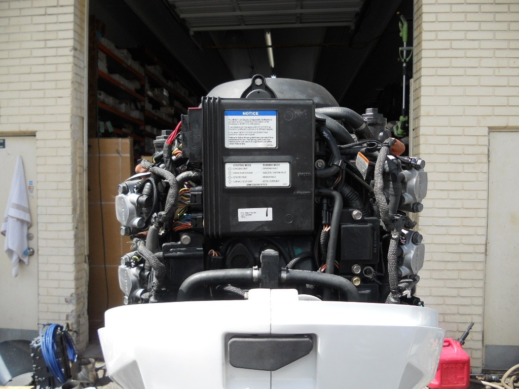 2014 Evinrude E-TEC 250HP 2-Stroke EFI Outboard Motor – 30" Shaft – 374 Hours – Right-Hand Rotation