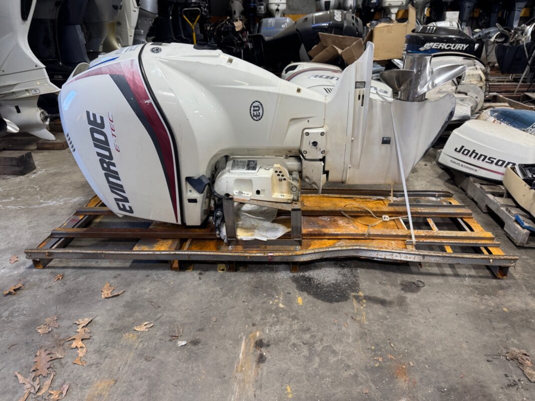 2014 Evinrude E-TEC 250HP DFI 2-Stroke Outboard Motor – 25" Shaft – Right-Hand Rotation