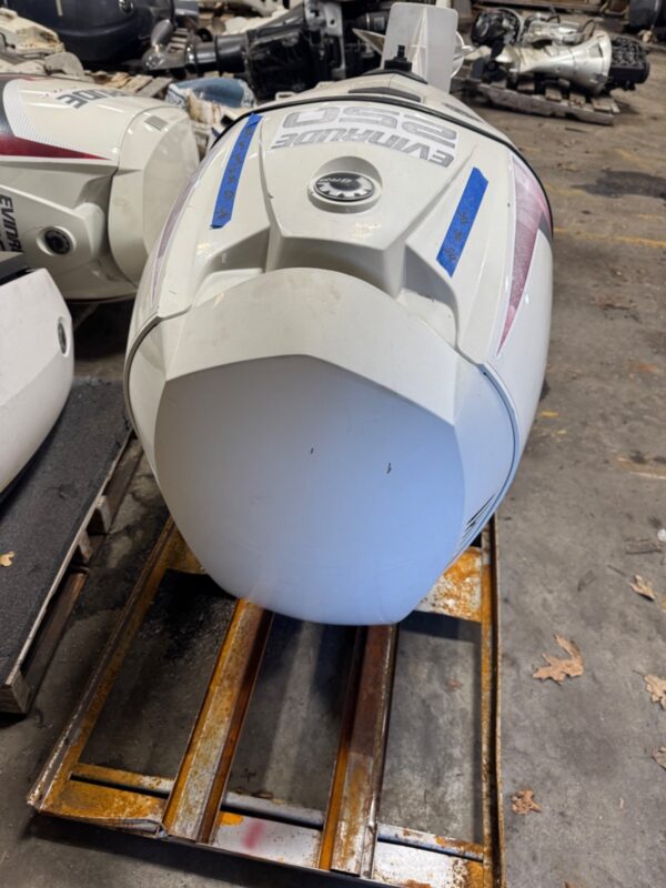 2014 Evinrude E-TEC 250HP DFI 2-Stroke Outboard Motor – 25" Shaft – Right-Hand Rotation