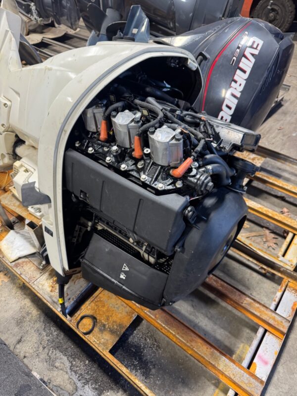 2014 Evinrude E-TEC 250HP DFI 2-Stroke Outboard Motor – 25" Shaft – Right-Hand Rotation