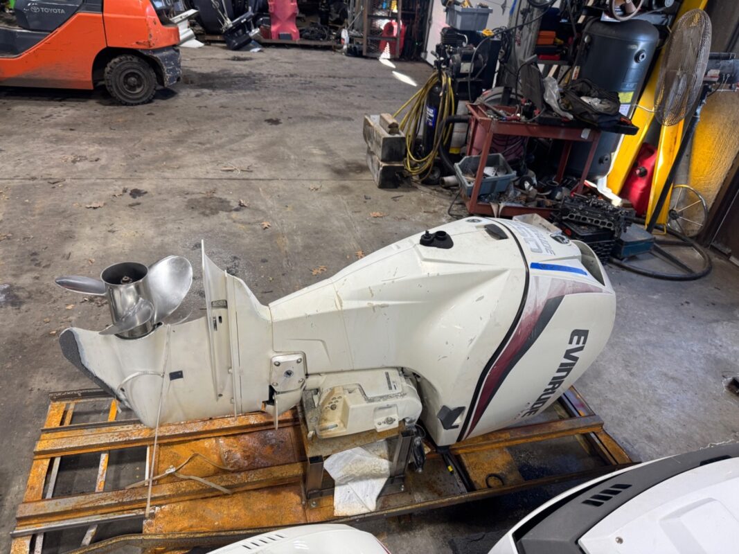 2014 Evinrude E-TEC 250HP DFI 2-Stroke Outboard Motor – 25" Shaft – Right-Hand Rotation