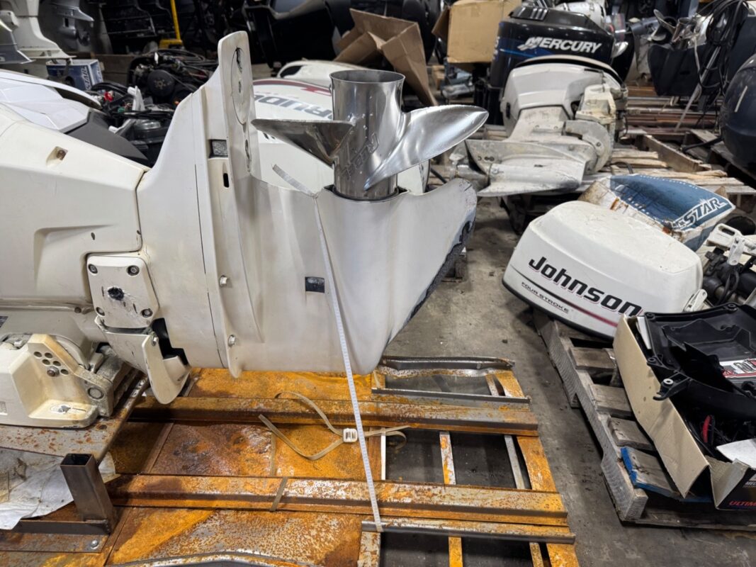 2014 Evinrude E-TEC 250HP DFI 2-Stroke Outboard Motor – 25" Shaft – Right-Hand Rotation