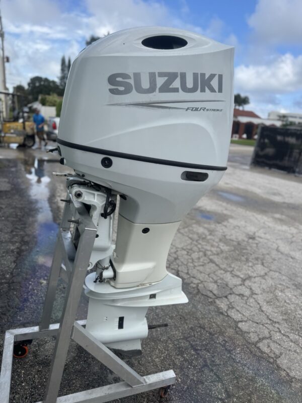 Used 2021 Suzuki DF200 200 HP 4-Cylinder EFI 4-Stroke Outboard Motor – 25″ (X) Shaft
