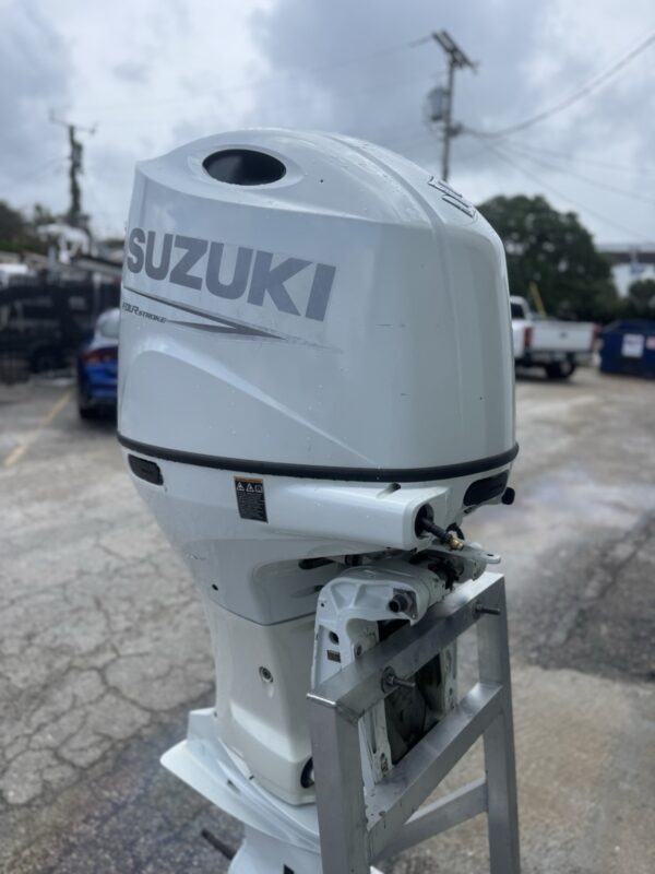Used 2021 Suzuki DF200 200 HP 4-Cylinder EFI 4-Stroke Outboard Motor – 25″ (X) Shaft