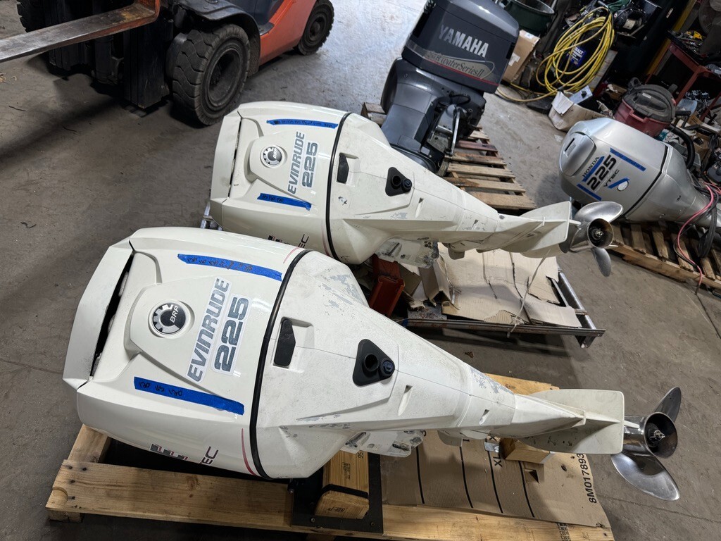 Pair 2005 Evinrude 225 hp ETEC 2-Stroke 25" Dual Twin Outboard Motors Props