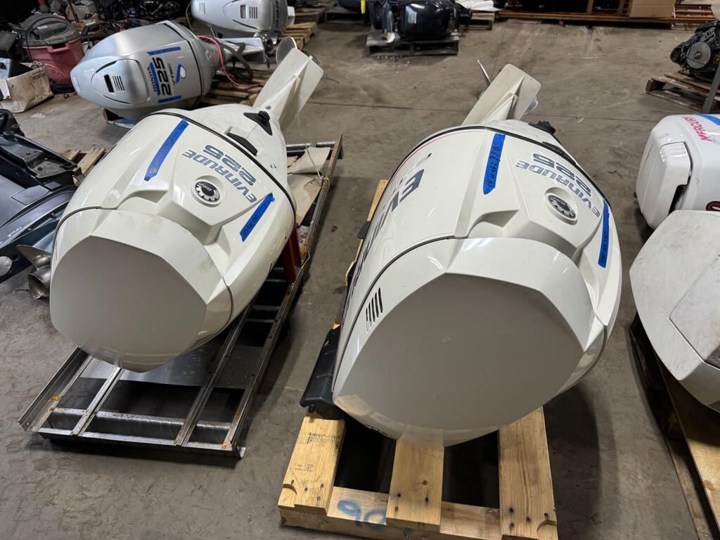 Pair 2005 Evinrude 225 hp ETEC 2-Stroke 25" Dual Twin Outboard Motors Props