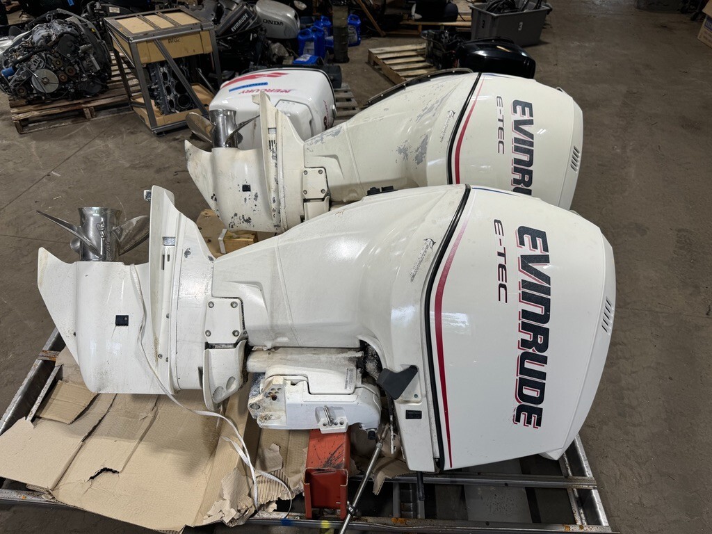 Pair 2005 Evinrude 225 hp ETEC 2-Stroke 25" Dual Twin Outboard Motors Props