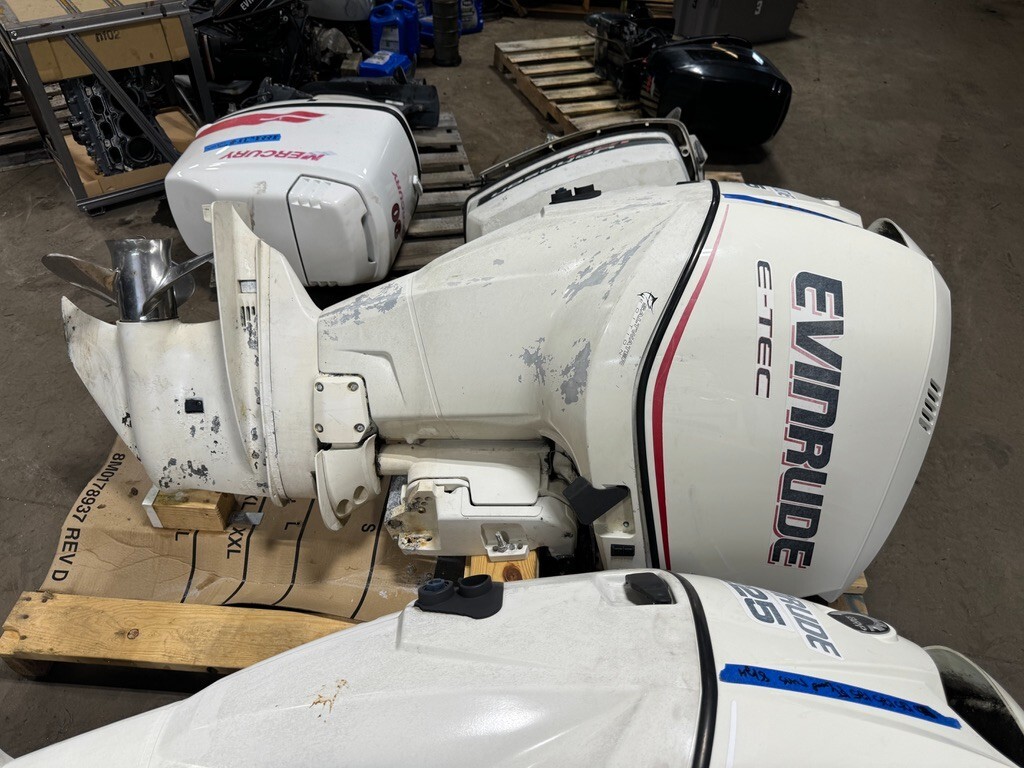 Pair 2005 Evinrude 225 hp ETEC 2-Stroke 25" Dual Twin Outboard Motors Props