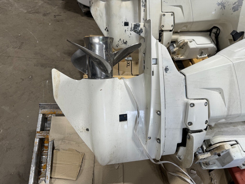 Pair 2005 Evinrude 225 hp ETEC 2-Stroke 25" Dual Twin Outboard Motors Props