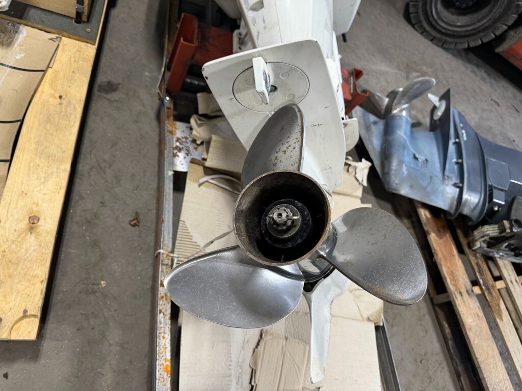Pair 2005 Evinrude 225 hp ETEC 2-Stroke 25" Dual Twin Outboard Motors Props