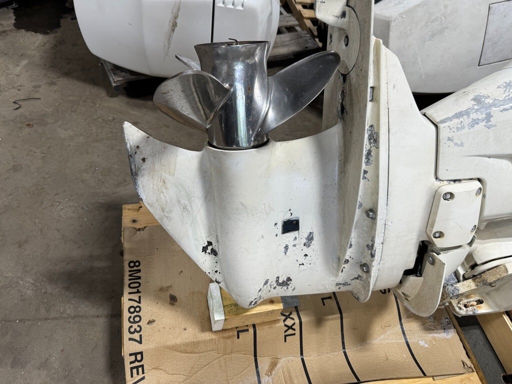 Pair 2005 Evinrude 225 hp ETEC 2-Stroke 25" Dual Twin Outboard Motors Props