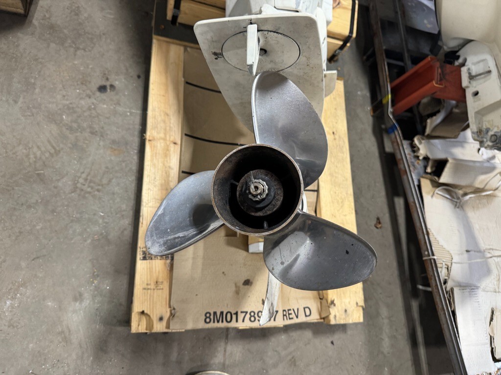Pair 2005 Evinrude 225 hp ETEC 2-Stroke 25" Dual Twin Outboard Motors Props