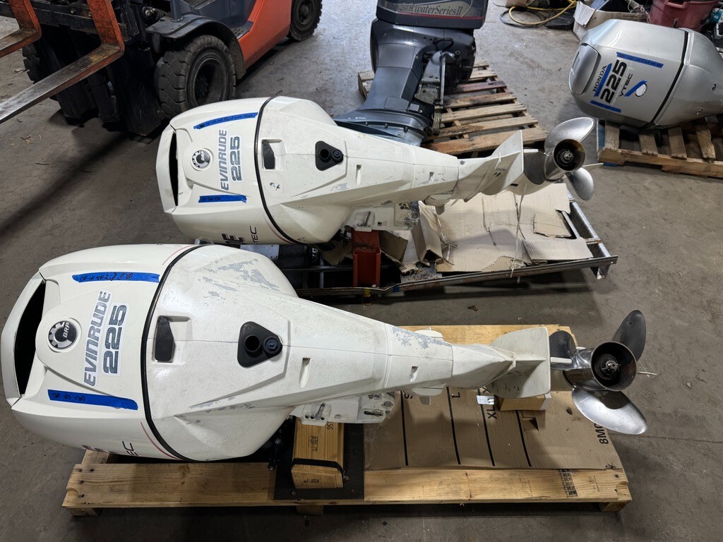 Pair 2005 Evinrude 225 hp ETEC 2-Stroke 25" Dual Twin Outboard Motors Props