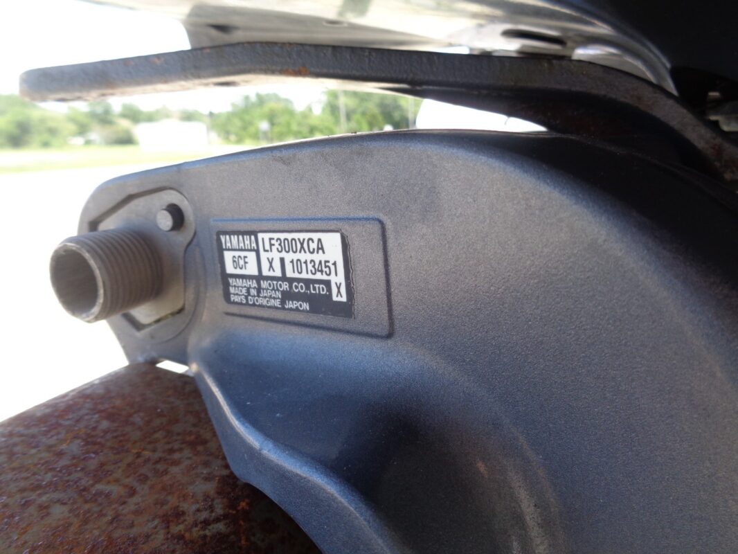 Used 2018 Yamaha LF300XCA 300HP Four Stroke Outboard Motor – 25 Inch Shaft – Counter Rotation