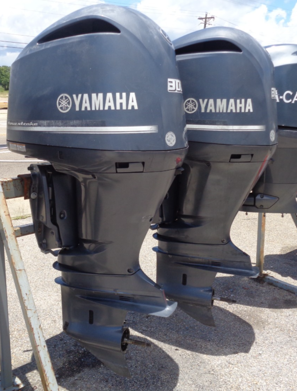 Used Pair of 2018 Yamaha F300XCA 300 HP V6 EFI 4-Stroke Digital Electronic Control Outboard Motors – 25″ (X)