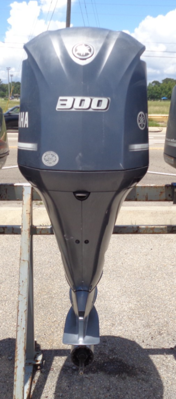 Used 2018 Yamaha LF300XCA 300HP Four Stroke Outboard Motor – 25 Inch Shaft – Counter Rotation