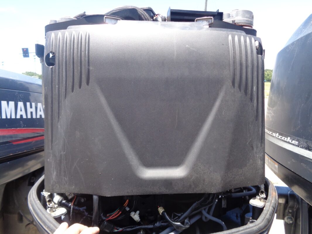 Used 2018 Yamaha LF300XCA 300HP Four Stroke Outboard Motor – 25 Inch Shaft – Counter Rotation