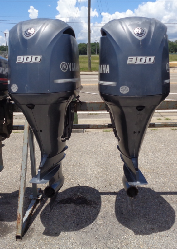Used Pair of 2018 Yamaha F300XCA 300 HP V6 EFI 4-Stroke Digital Electronic Control Outboard Motors – 25″ (X)
