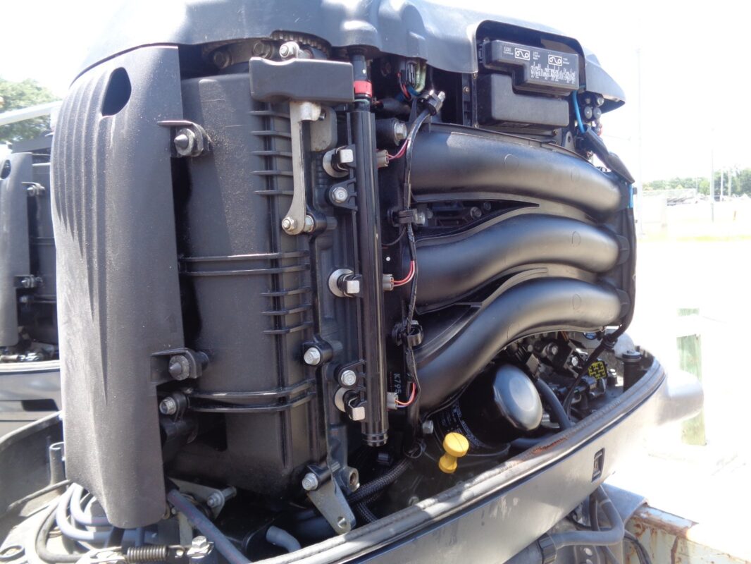 Used Pair of 2018 Yamaha F300XCA 300 HP V6 EFI 4-Stroke Digital Electronic Control Outboard Motors – 25″ (X)