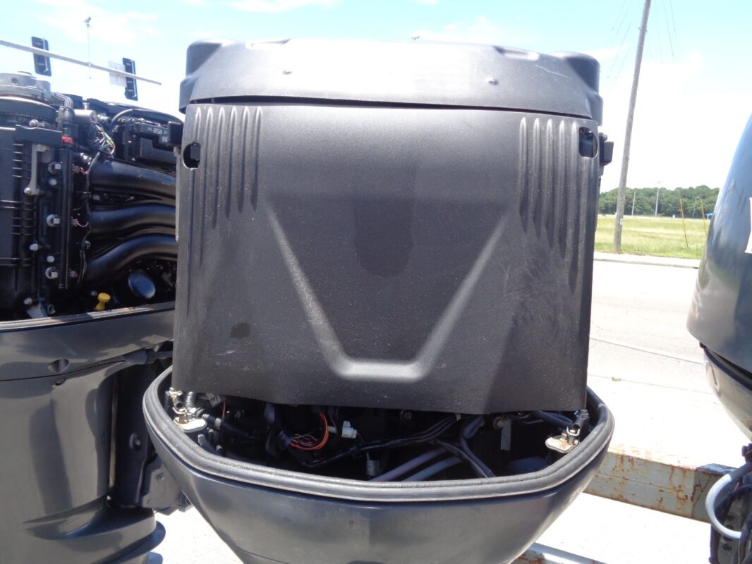 Used Pair of 2018 Yamaha F300XCA 300 HP V6 EFI 4-Stroke Digital Electronic Control Outboard Motors – 25″ (X)