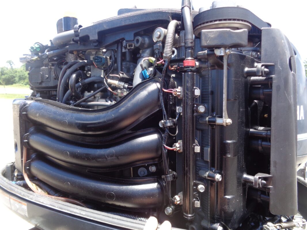 Used Pair of 2018 Yamaha F300XCA 300 HP V6 EFI 4-Stroke Digital Electronic Control Outboard Motors – 25″ (X)