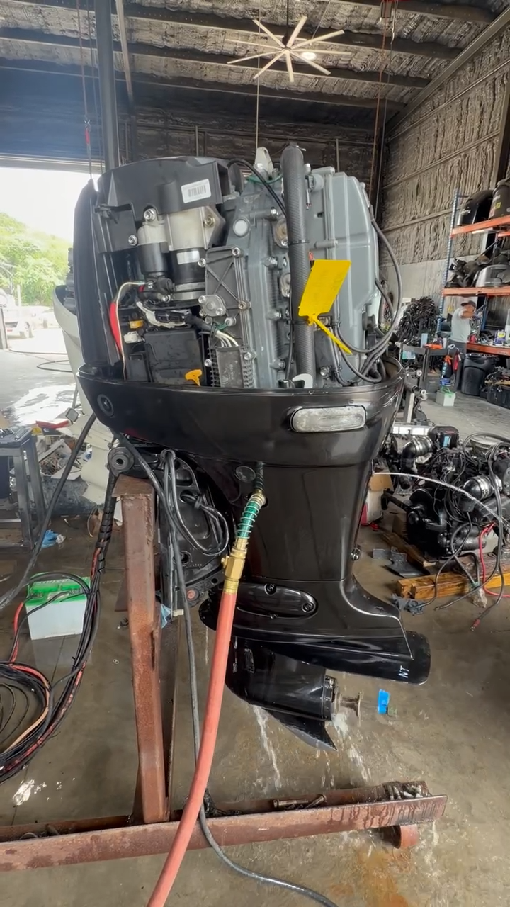 Suzuki DF115 FourStroke EFI Outboard Motor – 25" Shaft – 178 Hours – Freshwater