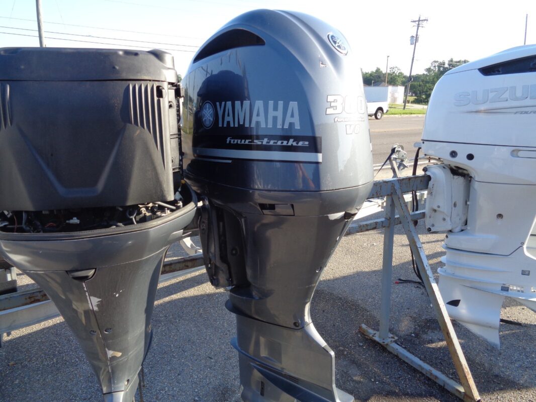 2010 Yamaha LF300UCA 300HP 4-Stroke EFI 30" Counter Rotation Outboard Motor