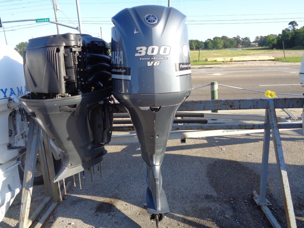 2010 Yamaha LF300UCA 300HP 4-Stroke EFI 30" Counter Rotation Outboard Motor