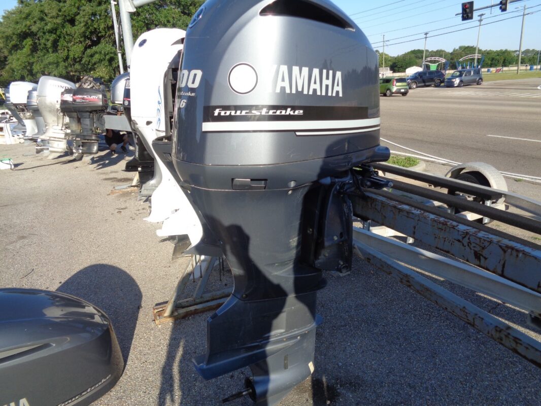 2010 Yamaha LF300UCA 300HP 4-Stroke EFI 30" Counter Rotation Outboard Motor