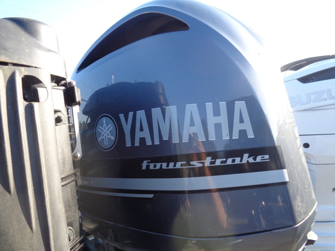 2010 Yamaha LF300UCA 300HP 4-Stroke EFI 30" Counter Rotation Outboard Motor