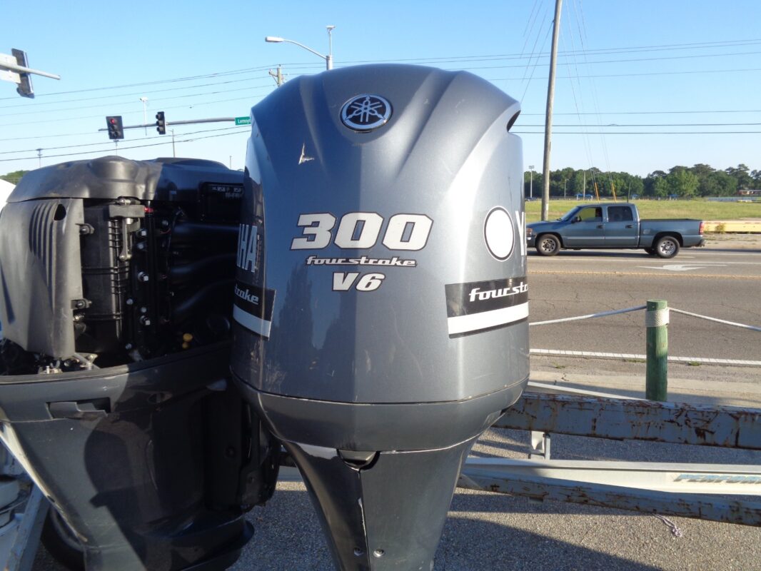 2010 Yamaha LF300UCA 300HP 4-Stroke EFI 30" Counter Rotation Outboard Motor