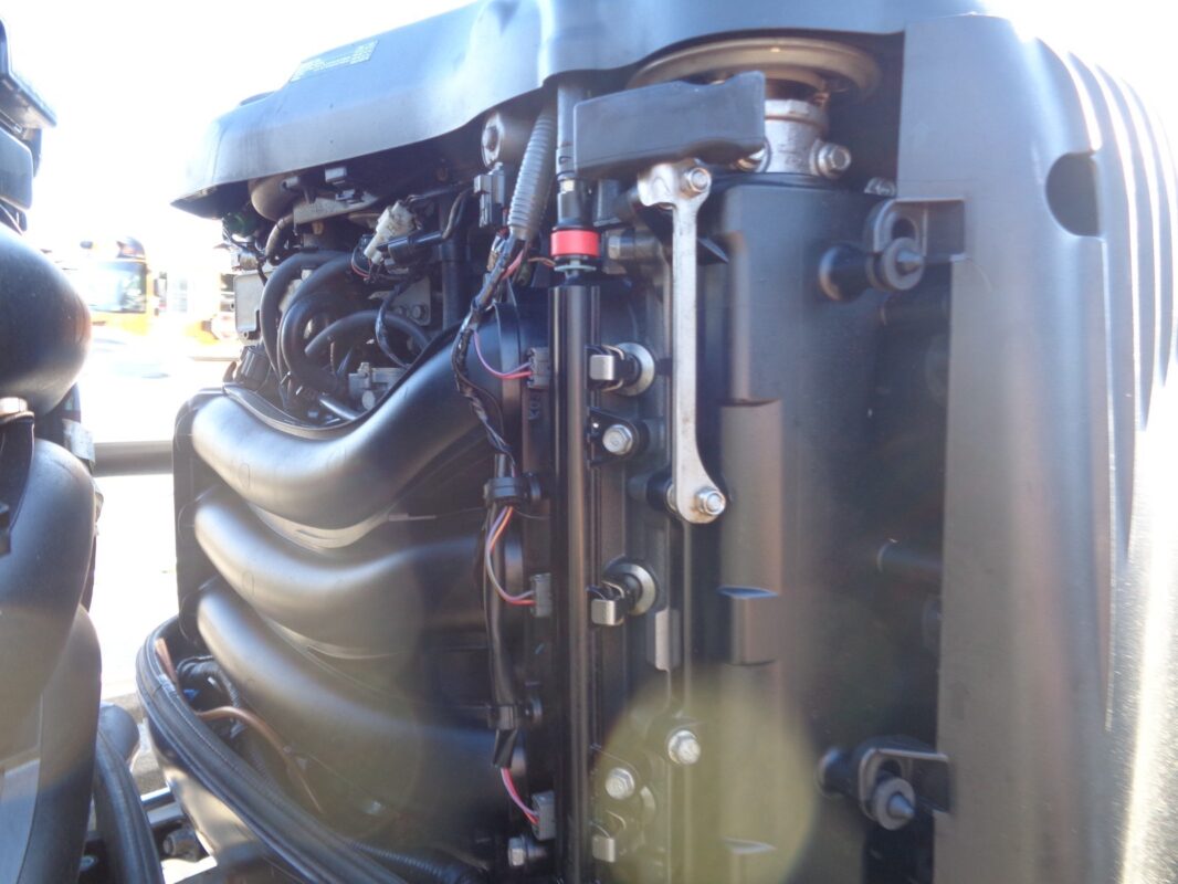 2010 Yamaha LF300UCA 300HP 4-Stroke EFI 30" Counter Rotation Outboard Motor