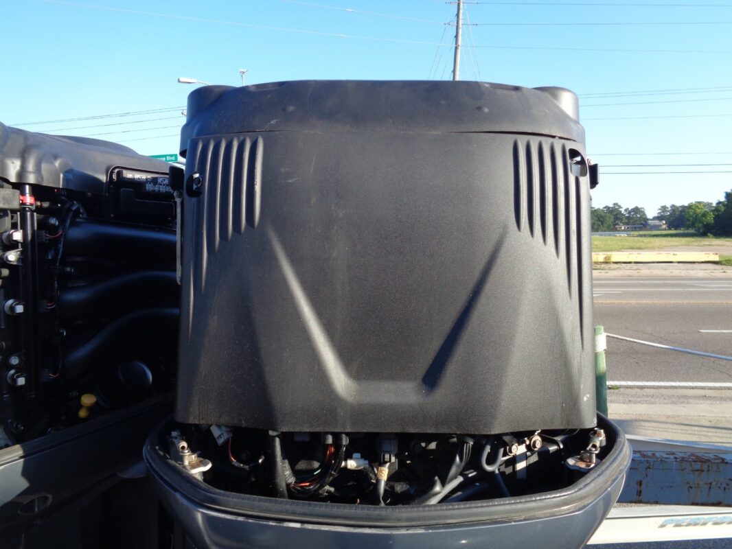 2010 Yamaha LF300UCA 300HP 4-Stroke EFI 30" Counter Rotation Outboard Motor