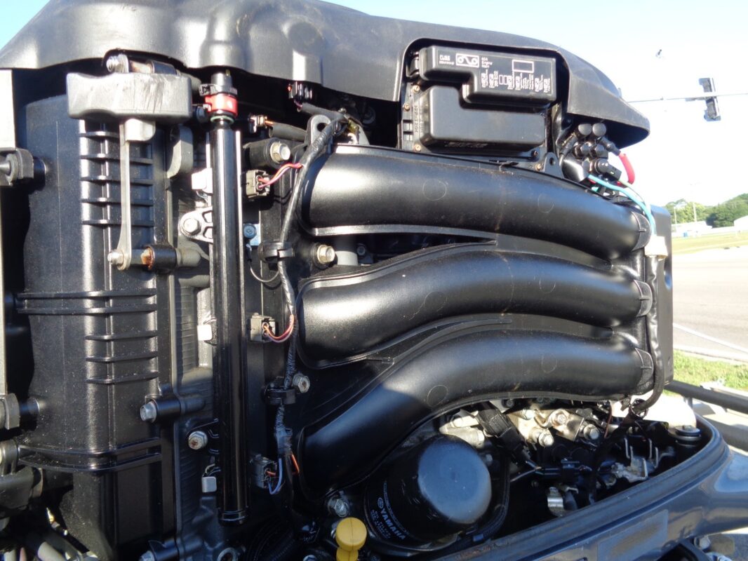 2010 Yamaha LF300UCA 300HP 4-Stroke EFI 30" Counter Rotation Outboard Motor