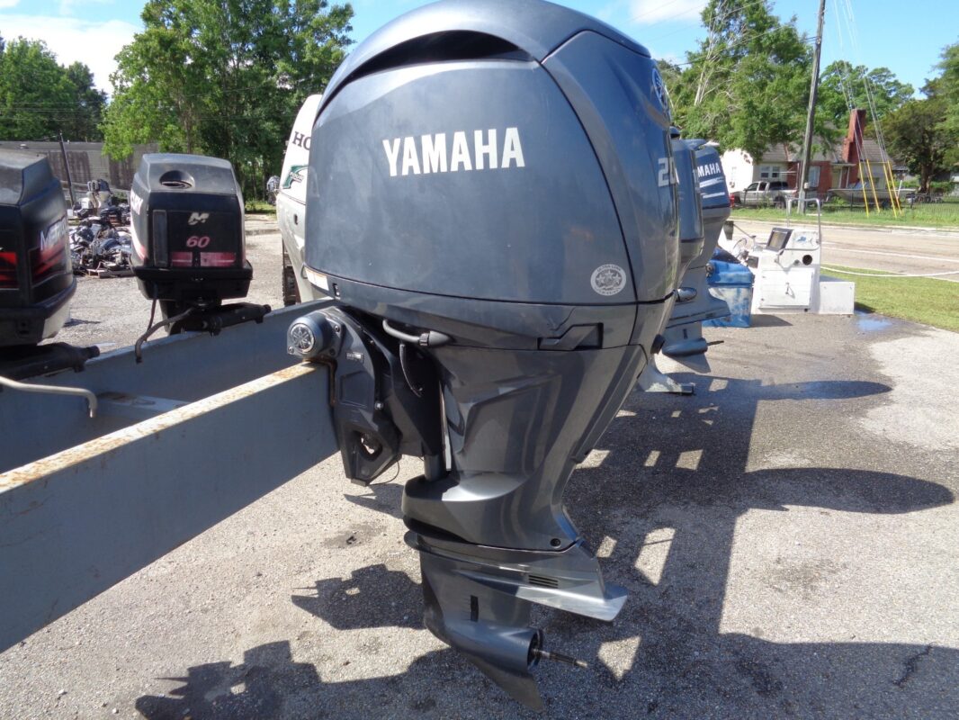 2023 Yamaha F200XC 200HP 4-Stroke EFI 25" Outboard Motor | 450 Hours | Integrated Steering