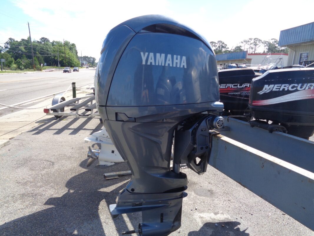 2023 Yamaha F200XC 200HP 4-Stroke EFI 25" Outboard Motor | 450 Hours | Integrated Steering