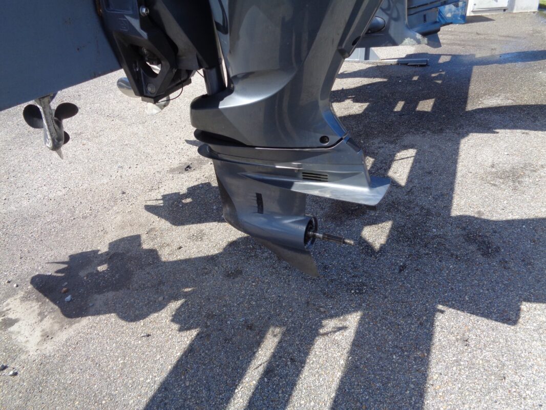 2023 Yamaha F200XC 200HP 4-Stroke EFI 25" Outboard Motor | 450 Hours | Integrated Steering