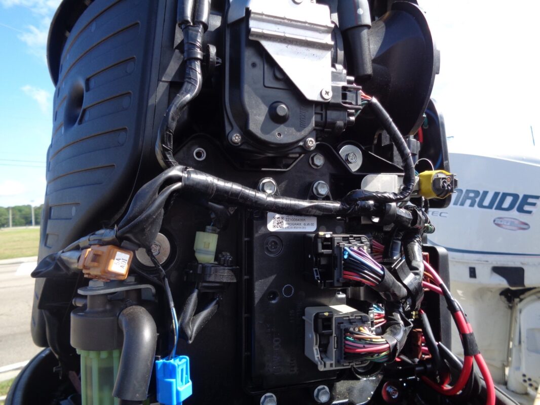 2023 Yamaha F200XC 200HP 4-Stroke EFI 25" Outboard Motor | 450 Hours | Integrated Steering