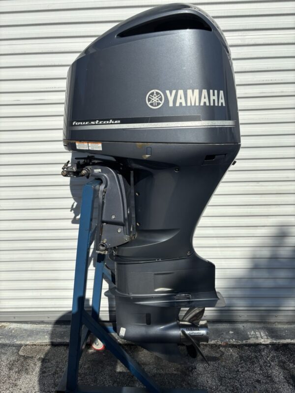 2015 Yamaha F300UCA 300 HP V6 4-Stroke EFI Outboard Motor – 25" Shaft – Complete Rigging Included