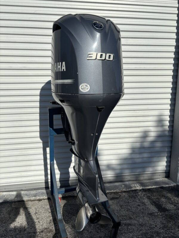 2015 Yamaha F300UCA 300 HP V6 4-Stroke EFI Outboard Motor – 25" Shaft – Complete Rigging Included
