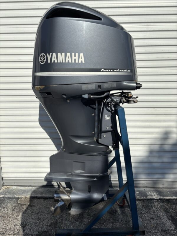 2015 Yamaha F300UCA 300 HP V6 4-Stroke EFI Outboard Motor – 25" Shaft – Complete Rigging Included