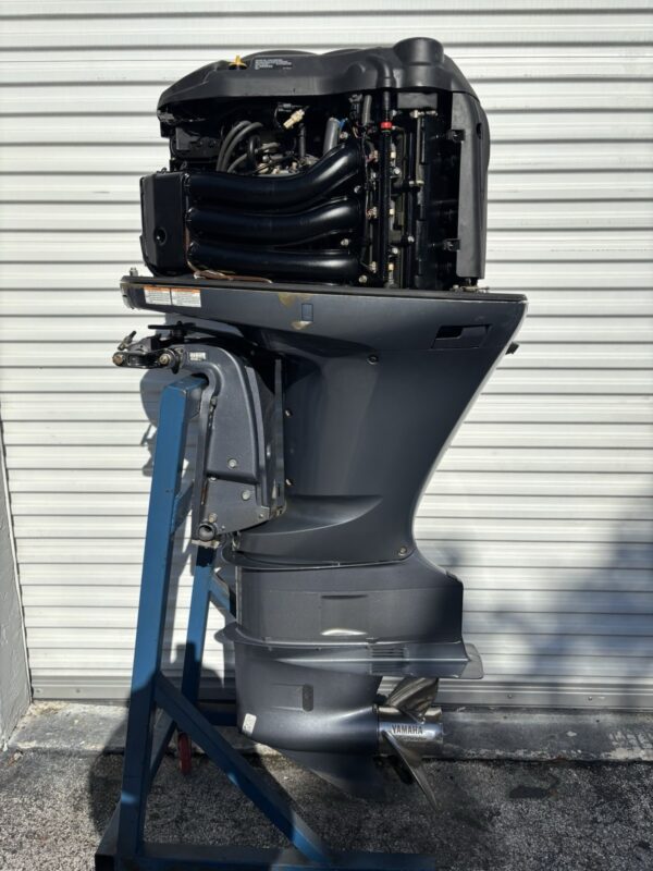2015 Yamaha F300UCA 300 HP V6 4-Stroke EFI Outboard Motor – 25" Shaft – Complete Rigging Included