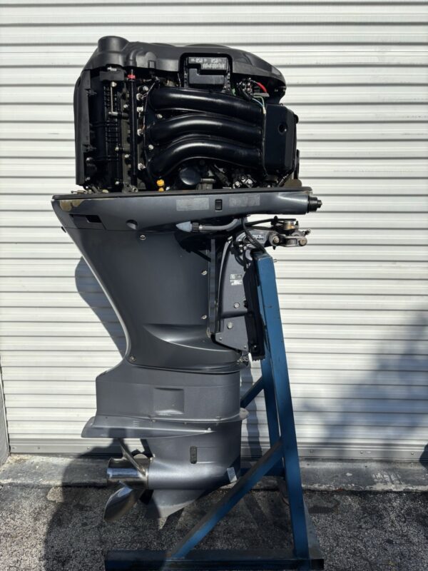 2015 Yamaha F300UCA 300 HP V6 4-Stroke EFI Outboard Motor – 25" Shaft – Complete Rigging Included