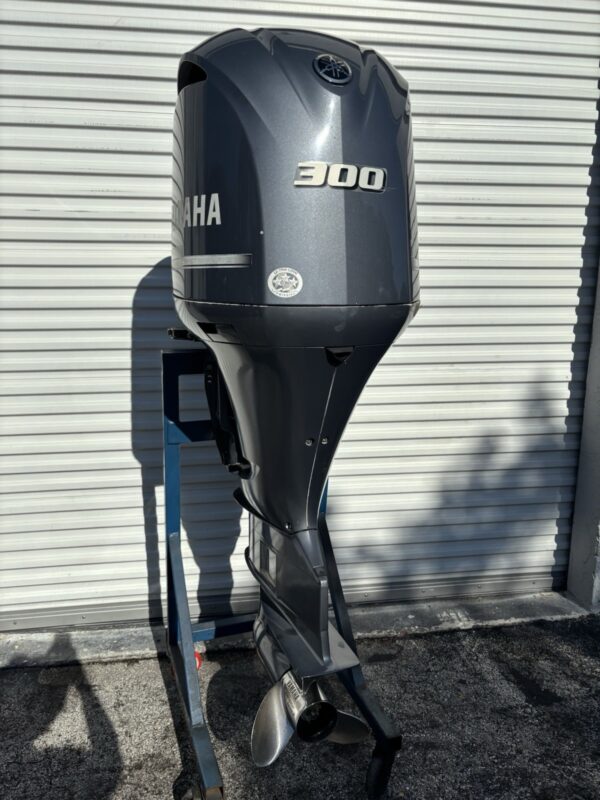 2015 Yamaha F300UCA 300 HP V6 4-Stroke EFI Outboard Motor – 25" Shaft – Complete Rigging Included