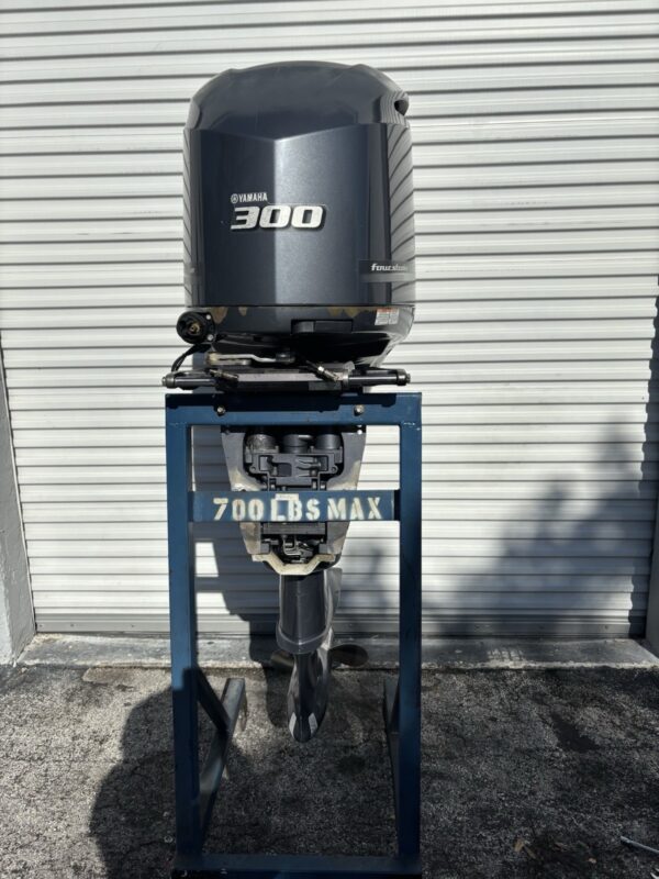 2015 Yamaha F300UCA 300 HP V6 4-Stroke EFI Outboard Motor – 25" Shaft – Complete Rigging Included